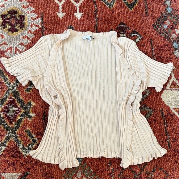 🤎🧋NWOT Ruffled Pearl Button Cardigan🧋🤎 - Picture 6 of 7